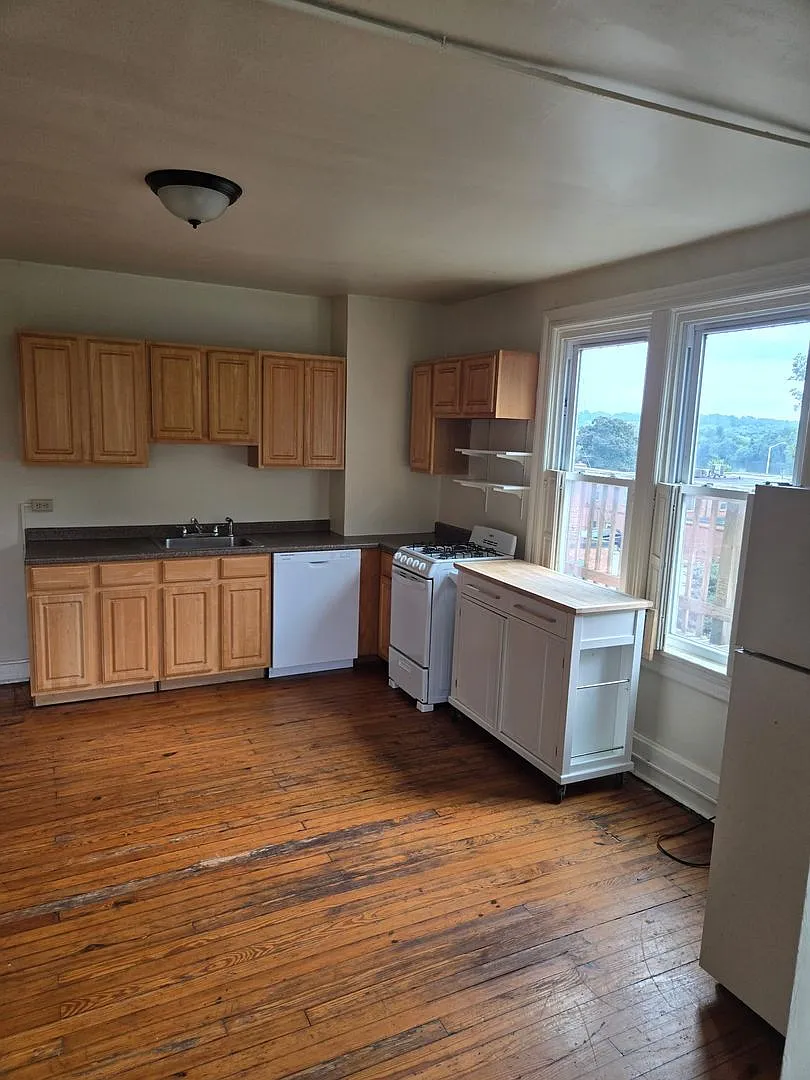 1-Bedroom, 1-Bathroom 3rd Floor Apartment For Rent in Harrisburg, PA, Located With-In The Harrisb... — Photo 4