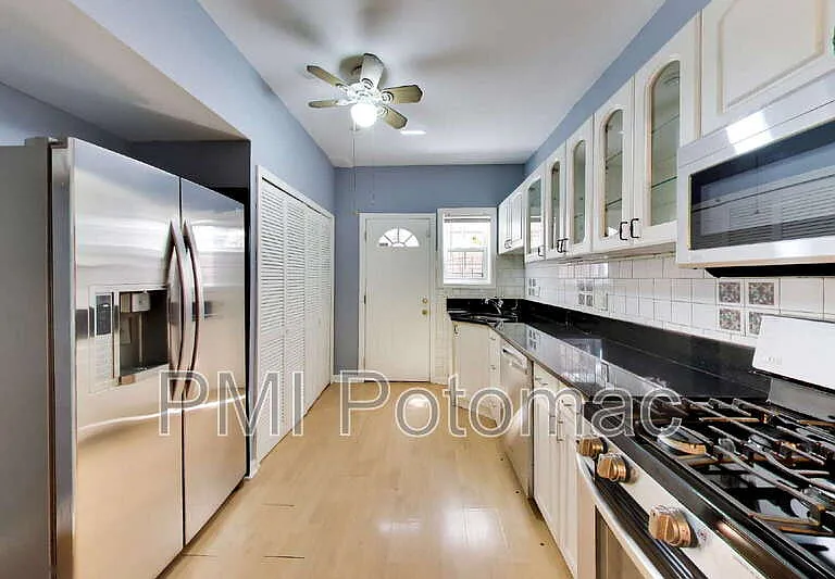 821 12th St NE — Photo 9