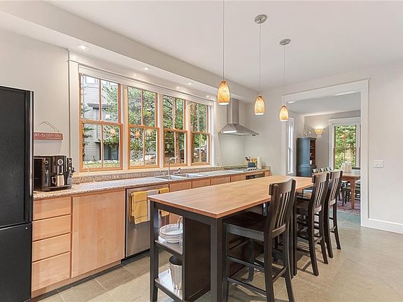 4th image of 60 Goldenrod Cir