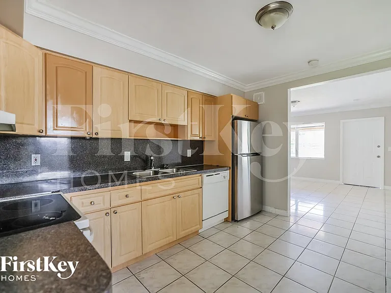 4810 NE 8th Ave — Photo 6