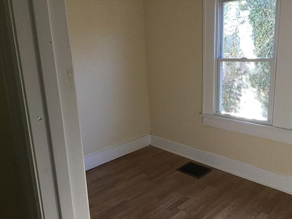 3rd image of 2714 Louise Ave