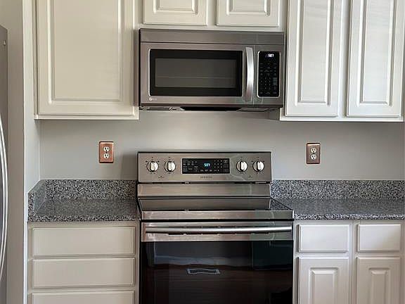 2nd image of 121 Woodsong Ln