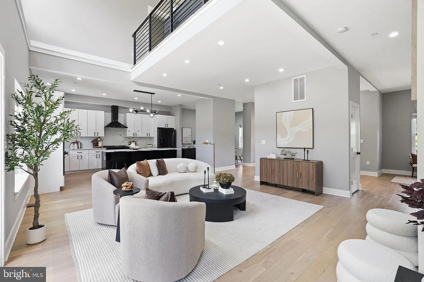 6 bed, 3672 sqft, $9,500 — Photo 3