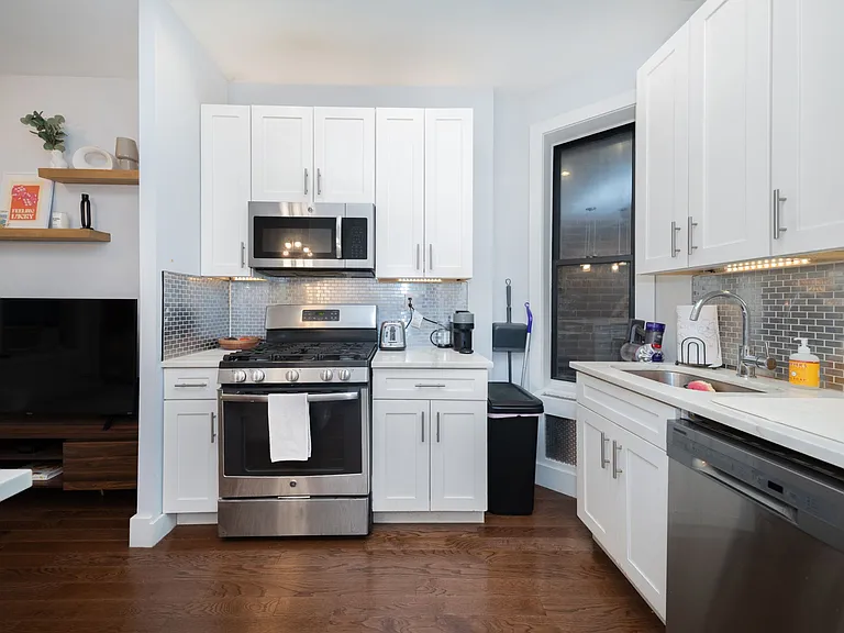 364 W 53rd St #2R — Photo 9