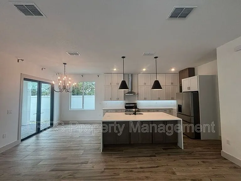 722 Ellwood Ave — Photo 7