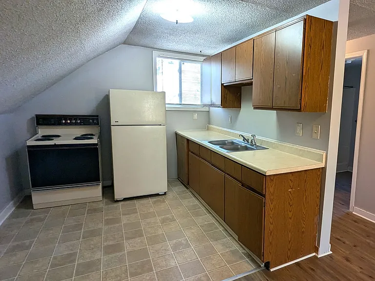 1276 Francis Ave — Photo 2