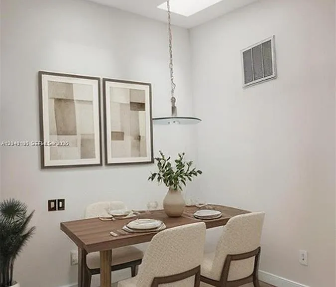 2566 N Nob Hill Rd — Photo 5