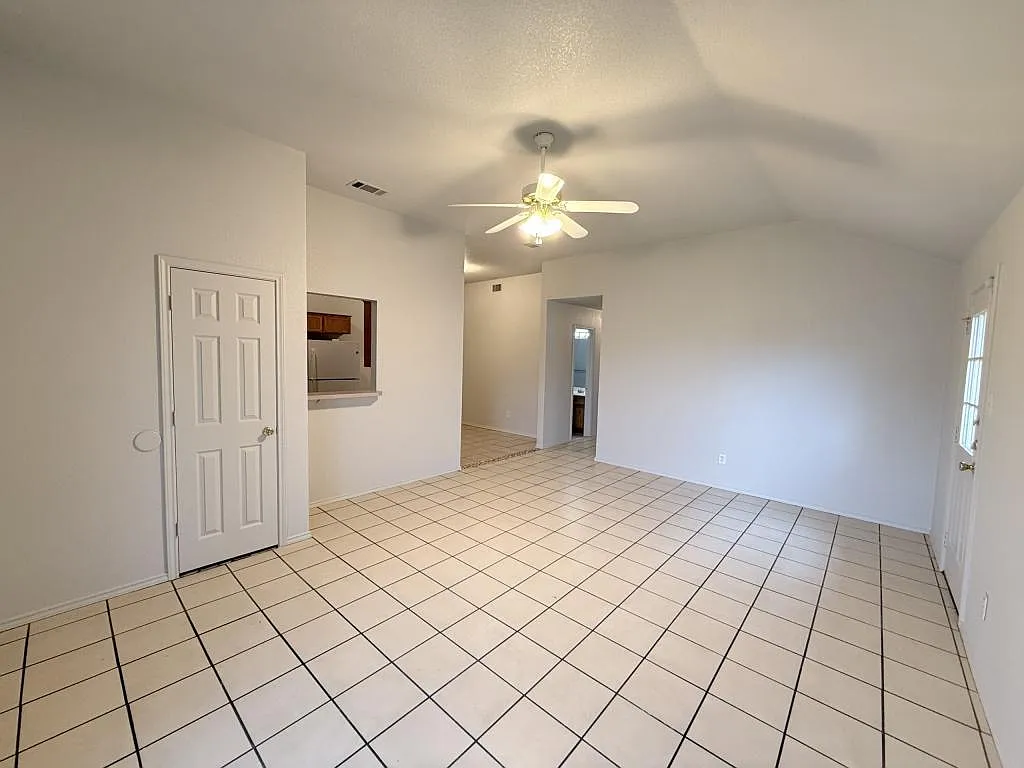3708 Gus Apt B — Photo 2