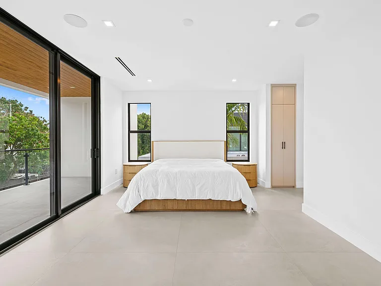 2324 SW 26th St — Photo 18