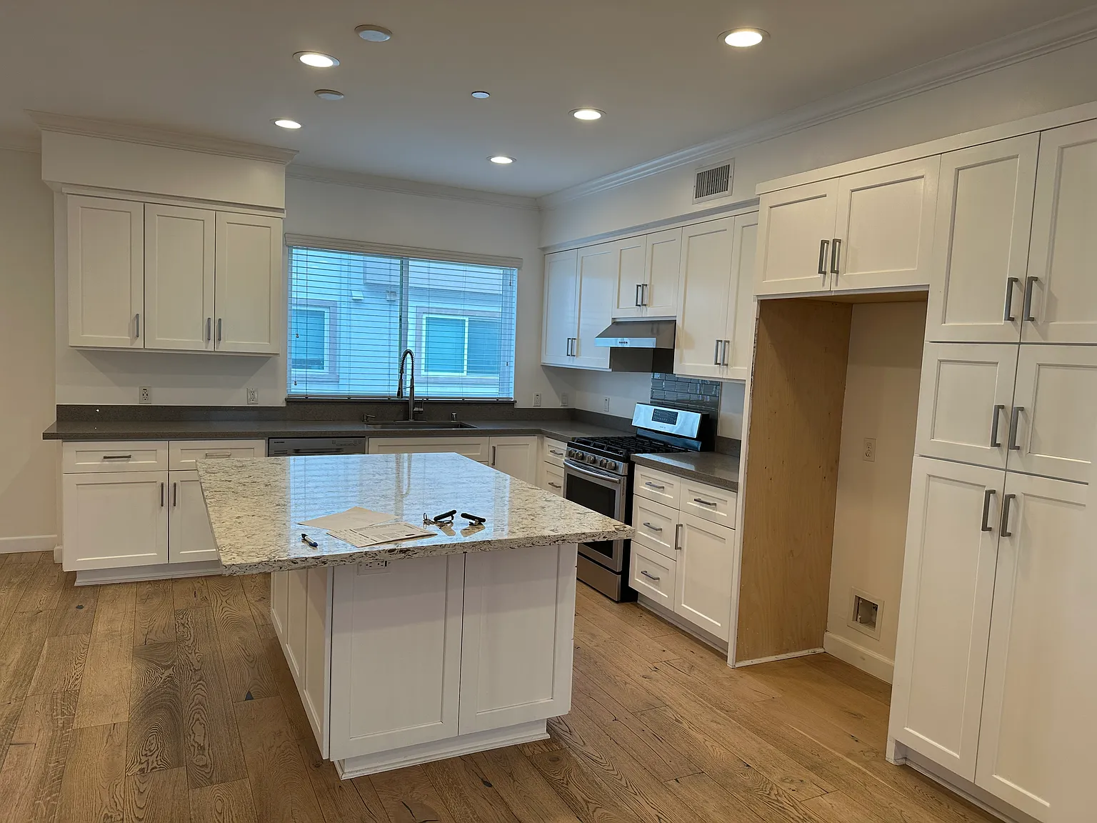 3 bed, 2090 sqft, $3,950 — Photo 2