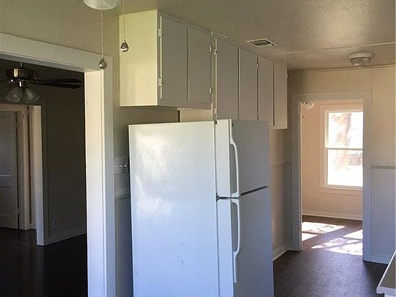 5th image of 245 W Nacogdoches St