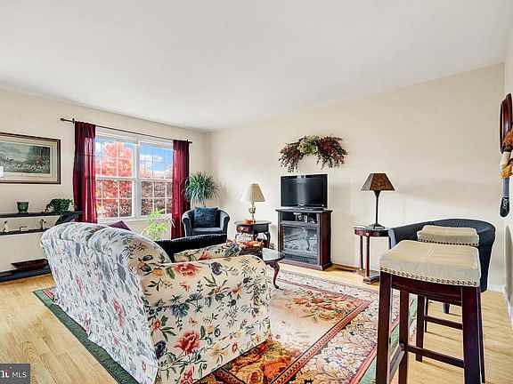 4th image of 521 Highland Towne Ln