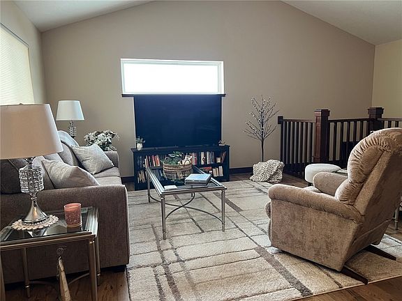 4th image of 2912 Camelot Circle
