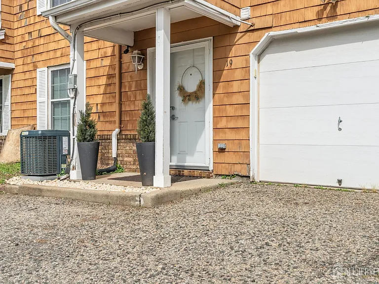 19 Delavan Ct — Photo 34