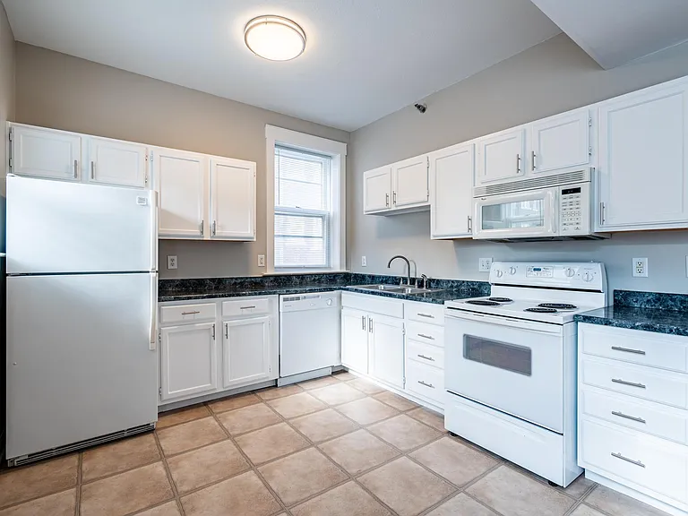 234 E 9th St #305 — Photo 1
