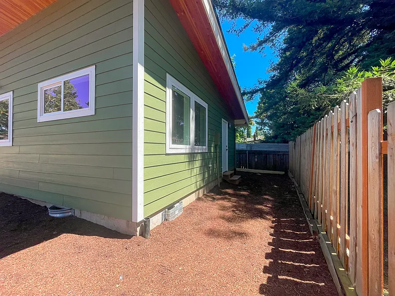 Size of house with second entrance