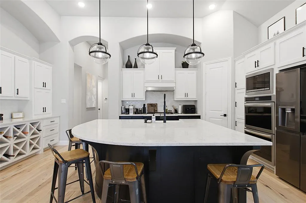 3 bed, 2.5 bath, 2275 sqft, $3,950 — Photo 2