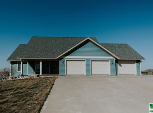 1718 S Prairie View Cir, Sioux Center, IA 51250