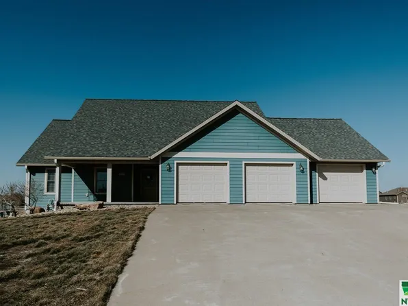 1718 S Prairie View Cir, Sioux Center, IA 51250
