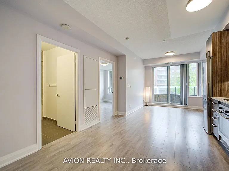 18 Uptown Dr #301 — Photo 2