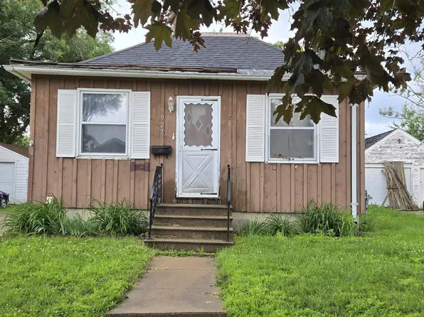 927 Newton St, Waterloo, IA 50703