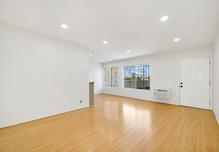 200 N Oxford Ave #11 — Photo 3