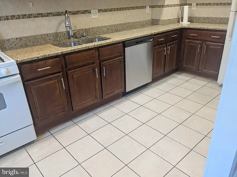 963 E Godfrey Ave — Photo 3