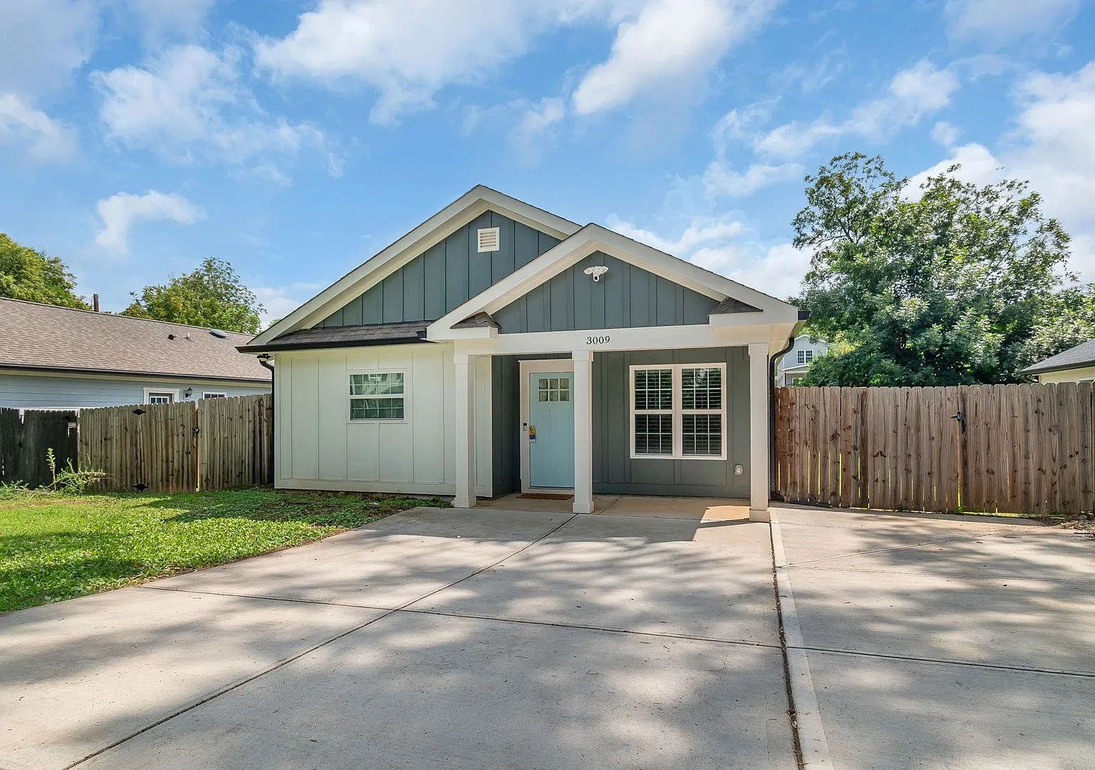 Live Close To The Action Modern 3-Bedroom Rental In Charlotte's Reid Park! — Photo 3
