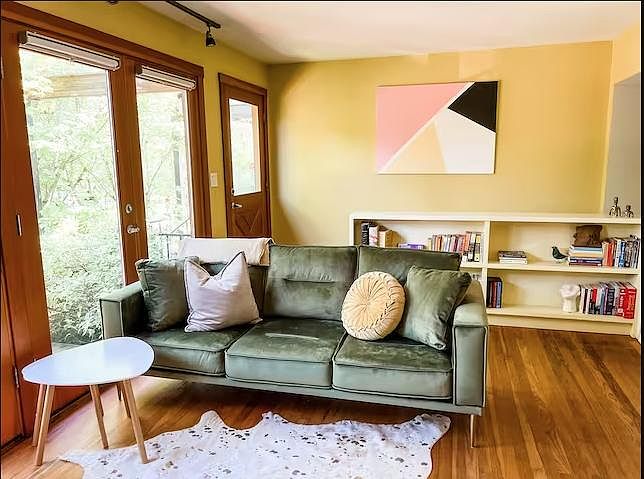 2nd image of 3030 SE Yamhill St