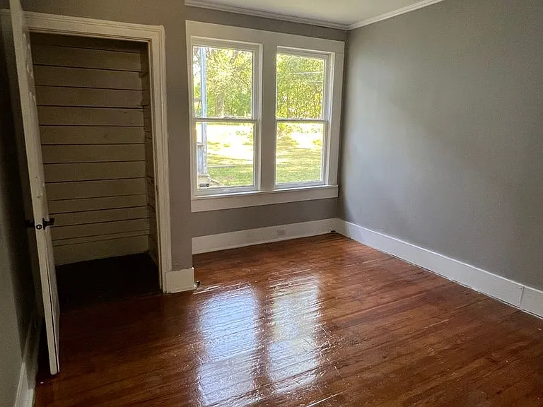 1025 Foster St — Photo 10