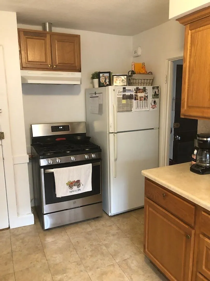 9/1 No Fee! Charming 1BR near Brighton Center & Oak Sq! — Photo 3