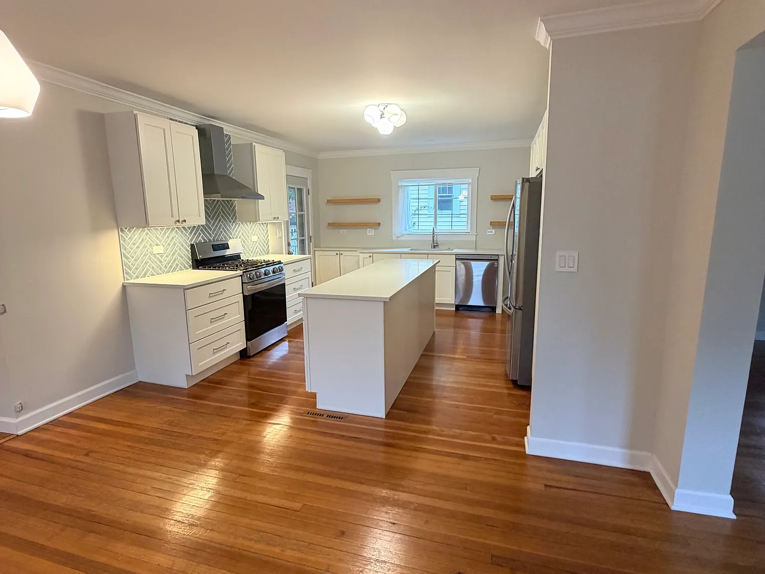 3 bed, 2201 sqft, $3,850 — Photo 4