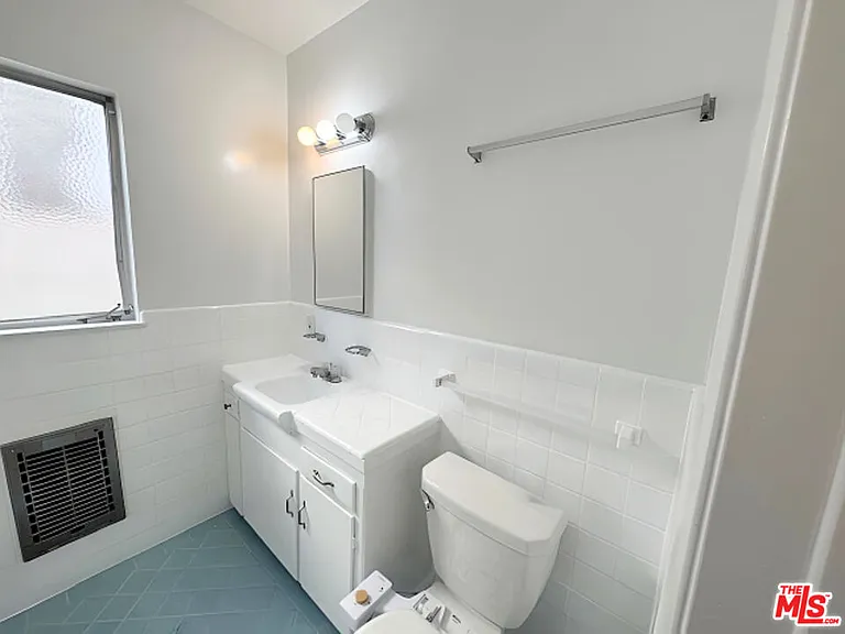 470 S Mariposa Ave — Photo 8