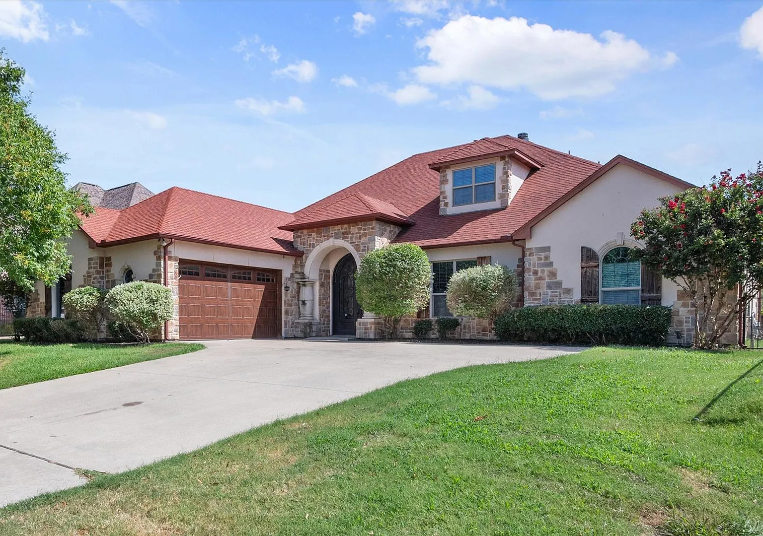 Gorgeous Pond View Mansfield Home — Photo 1