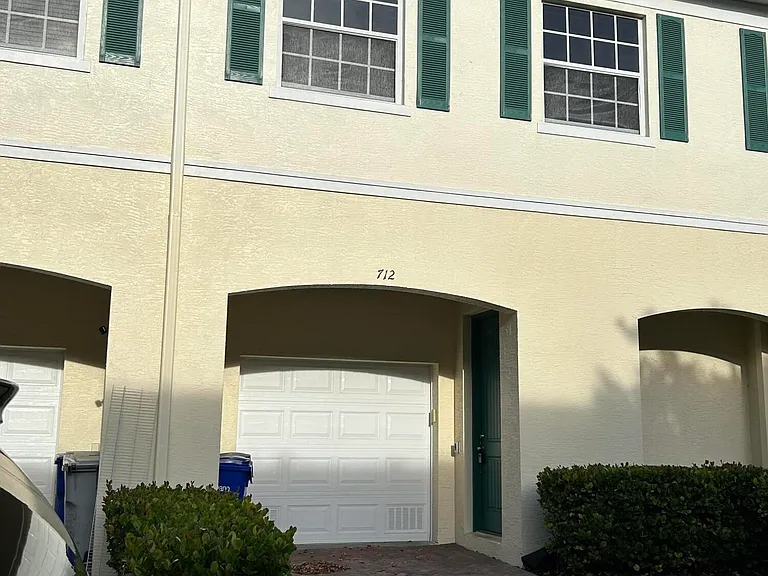 712 SW 2nd Ter — Photo 2