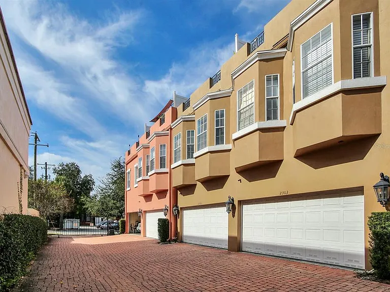 2303 Kensington Garden Ln — Photo 35