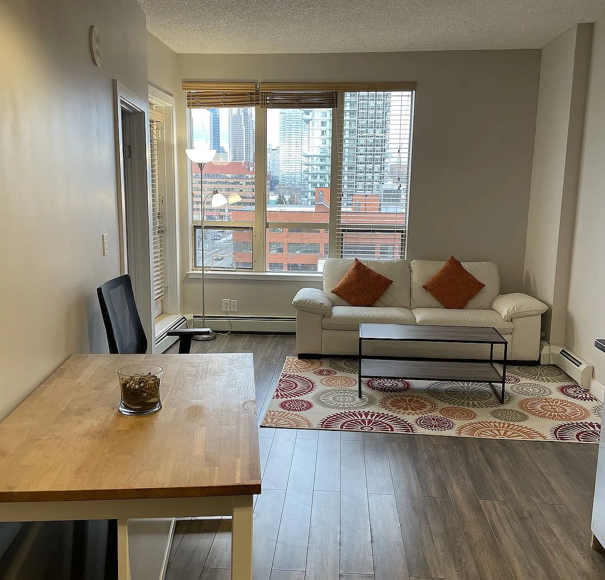 Upscale 1 Bedroom Apt, Furnished with Utilities Included — Photo 4