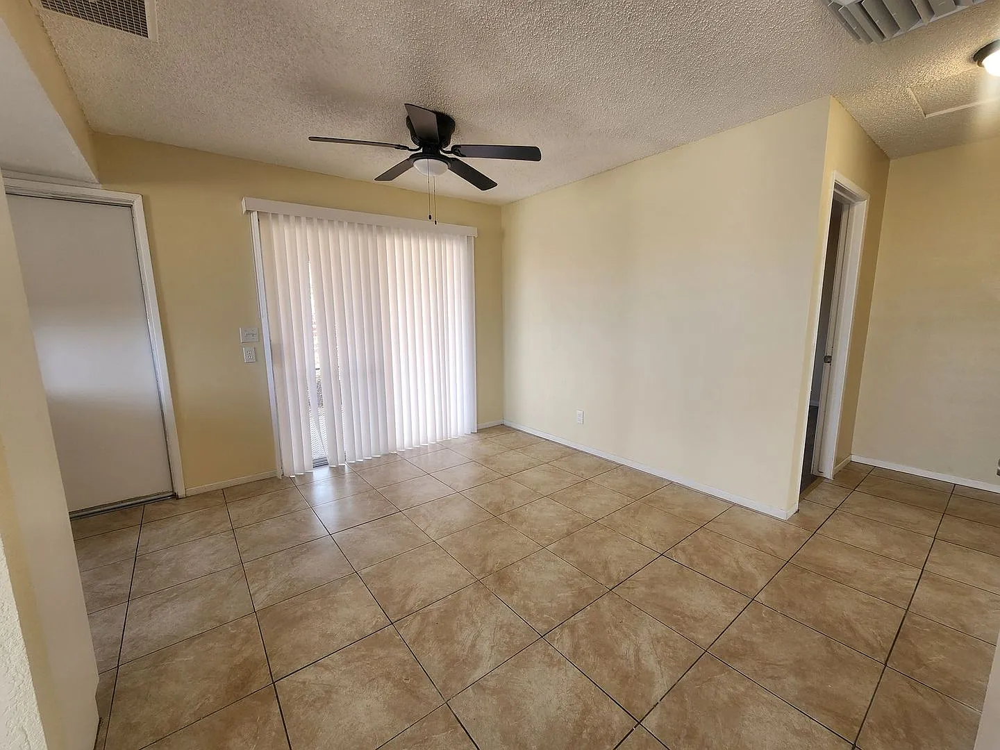 Large 2 Bedroom Downtown 29 Palms — Photo 4