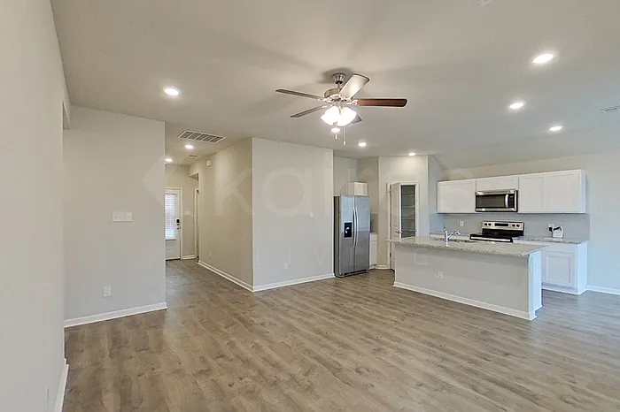 3 bed, 2.0 bath, 1447 sqft, $1,845 — Photo 2