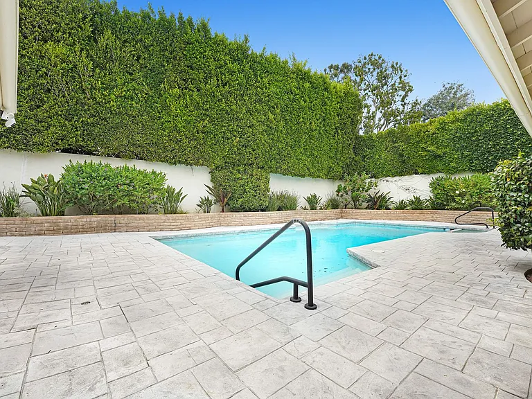 555 Amalfi Dr — Photo 32