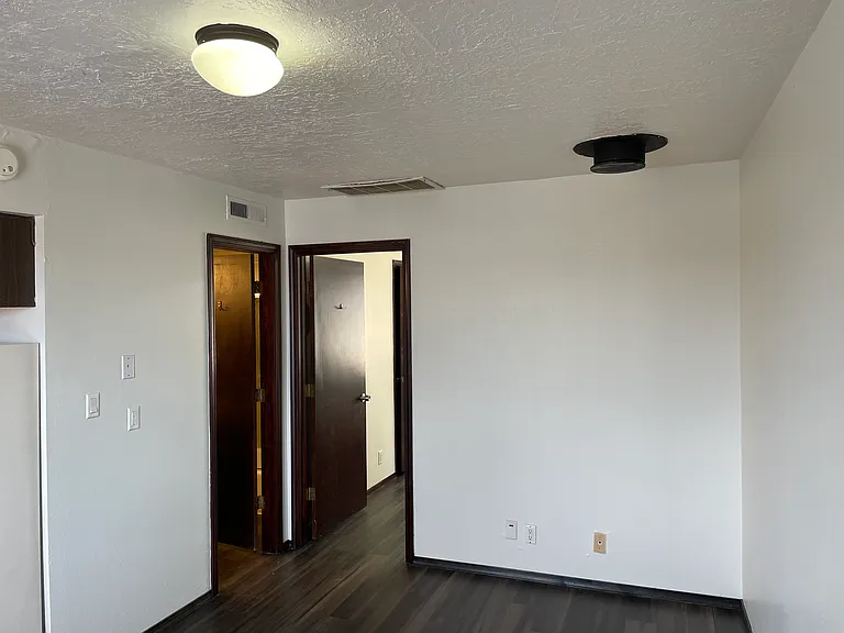 Renovated 2nd Floor Nob Hill 1 Bedroom w/ Ref Air & Balcony! — Photo 26