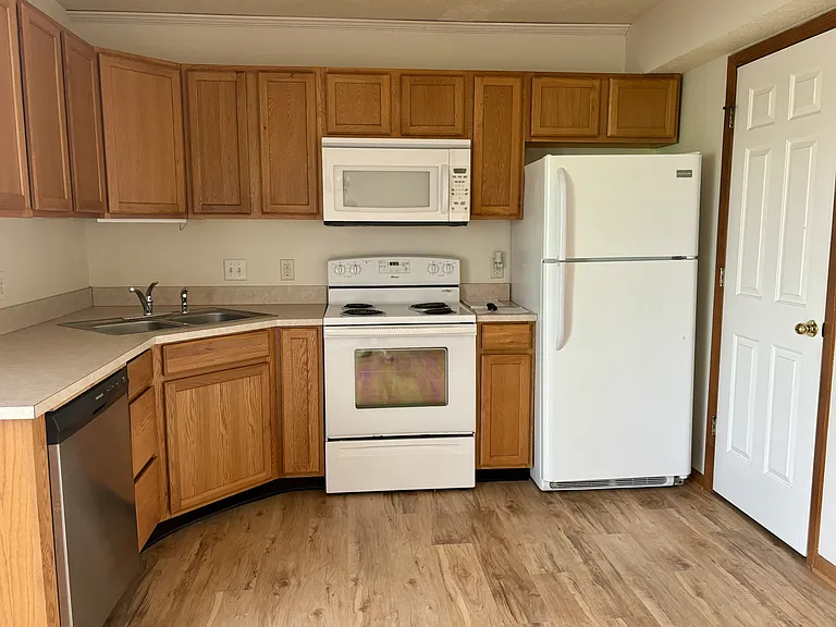 1041 E 16th St #204 — Photo 8