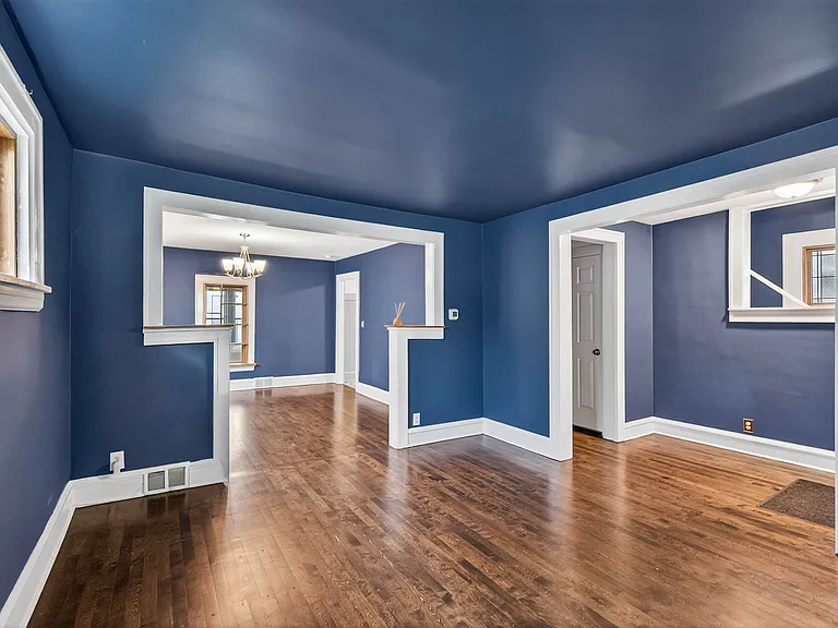 Open Living Area with plenty of room for relaxing or entertaining.