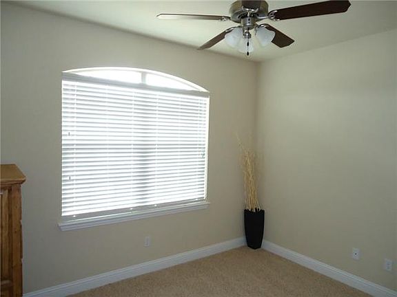 4th image of 4004 Oakwood Cir
