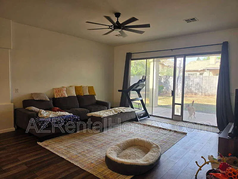 3 bed, 2.0 bath, 1522 sqft, $2,395 — Photo 2