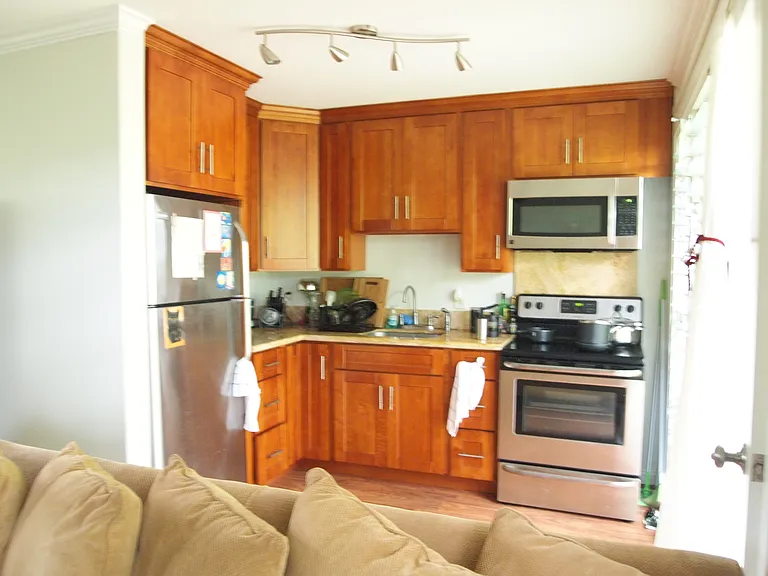 Full kitchen.