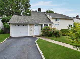 35 Topper Ln, Levittown, NY 11756
