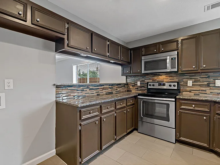 542 Birdsong Dr — Photo 8