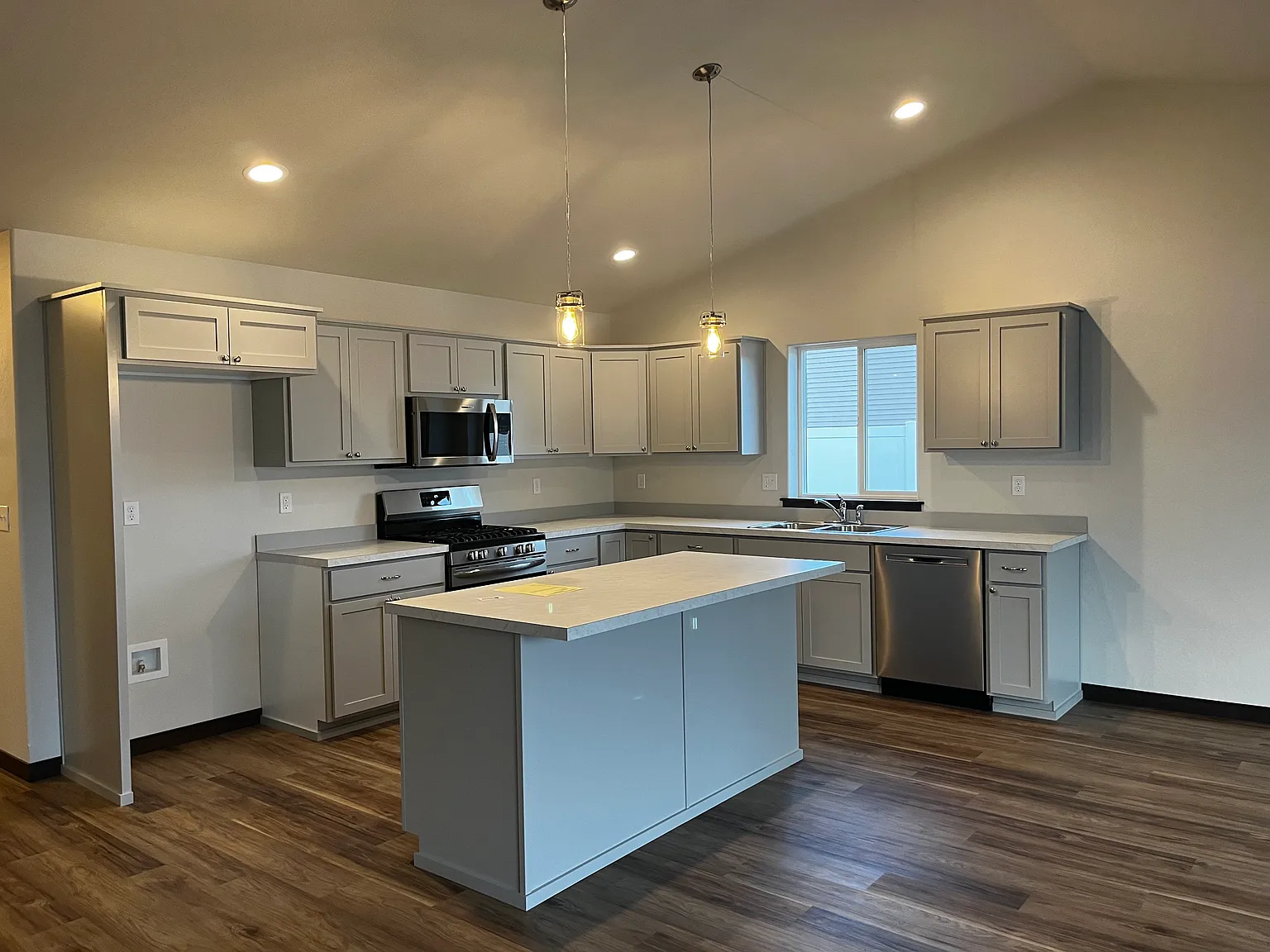 4 bed, 1677 sqft, $2,595 — Photo 2