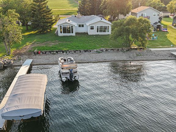 3rd image of 816 N Lake Dr